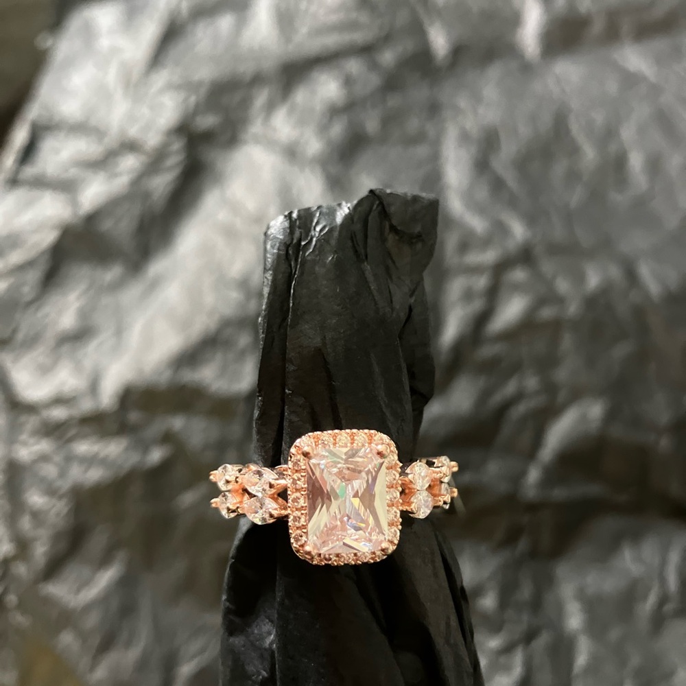 Radiant Rose Gold Ring with Sparkling Gem